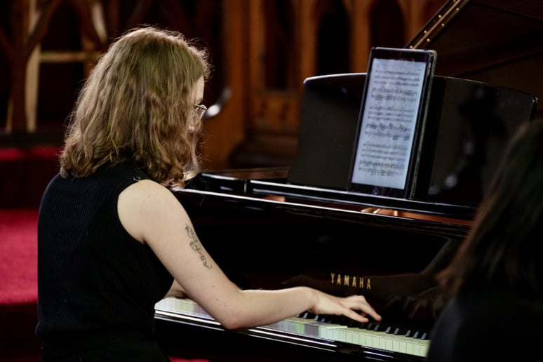 Gallery photo 1 of Esmée Gilbert, Piano