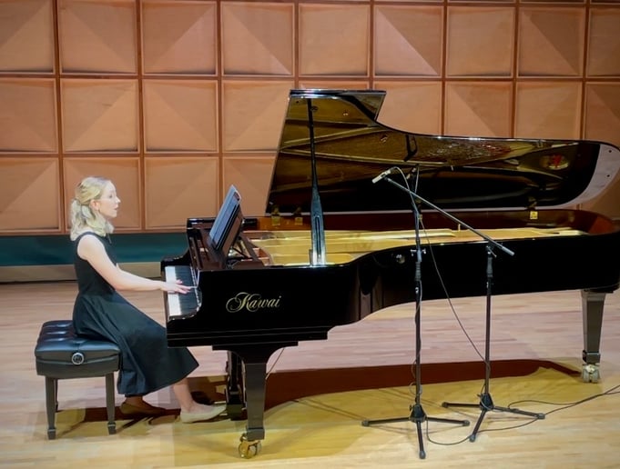 Gallery photo 2 of Esmée Gilbert, Piano