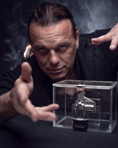 Gallery photo 7 of Vaclav closeup/standup/stage magic