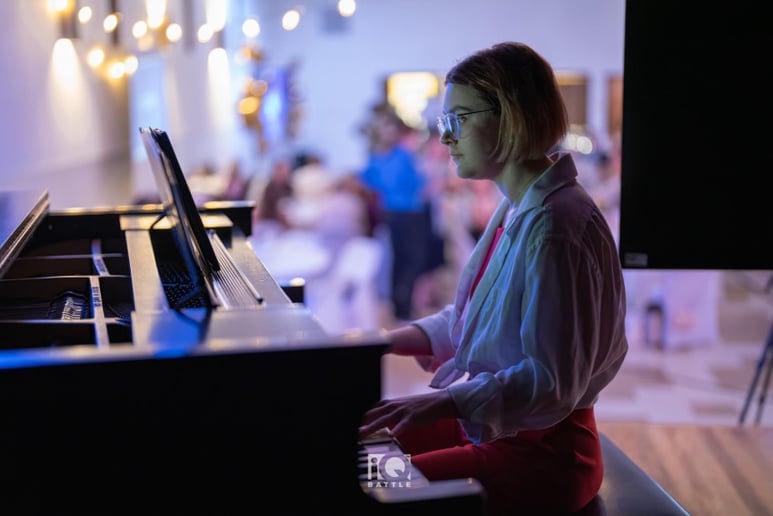 Gallery photo 2 of Veronika on the keys
