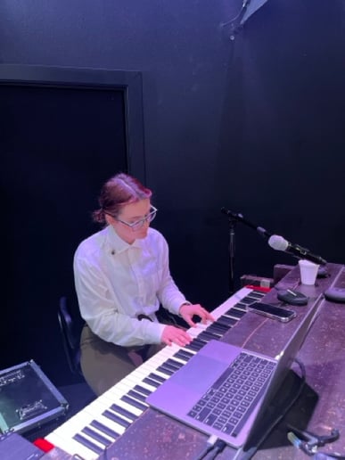 Gallery photo 6 of Veronika on the keys