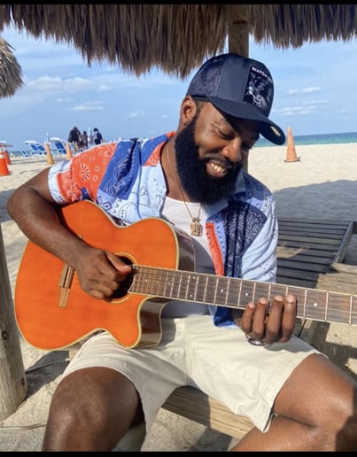 Gallery photo 2 of Versatile guitarist