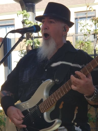 Gallery photo 2 of Vic Meanguitarlicks