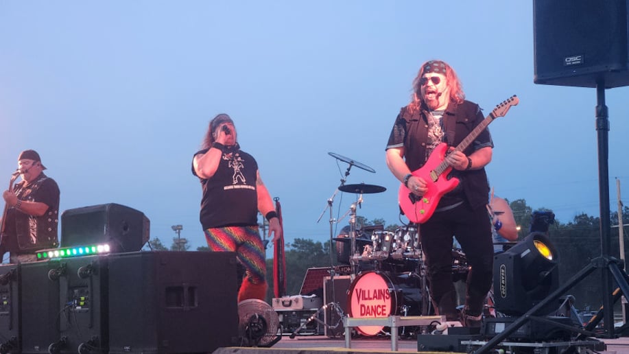 Gallery photo 5 of Villains Dance- Ultimate 80s Arena Rock