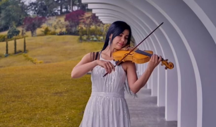 Gallery photo 1 of Violinist, Janeth R
