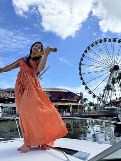 Gallery photo 4 of Violinist, Janeth R