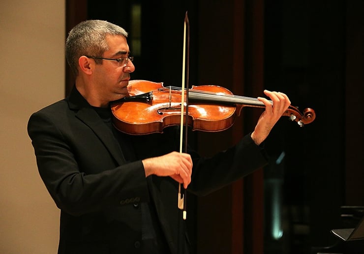 Gallery photo 1 of Violinist/Violist