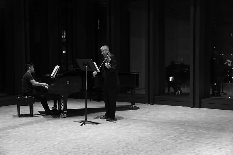 Gallery photo 2 of Violinist/Violist