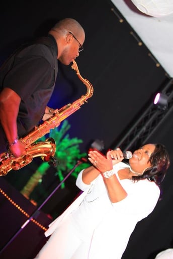 Gallery photo 1 of Vocalist & Friends