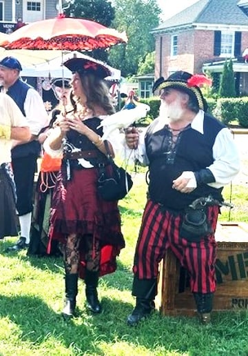 Gallery photo 23 of Santa Bear & Mrs. Goldie Claus