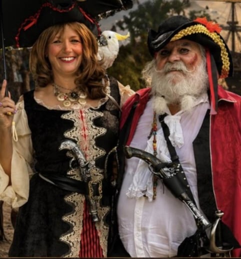 Gallery photo 20 of Santa Bear & Mrs. Goldie Claus