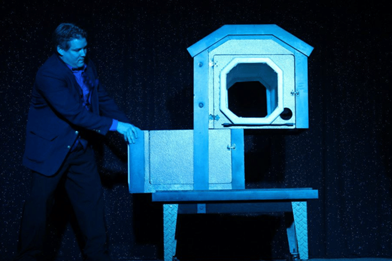 Gallery photo 3 of World Caliber Magician Mark Benthimer