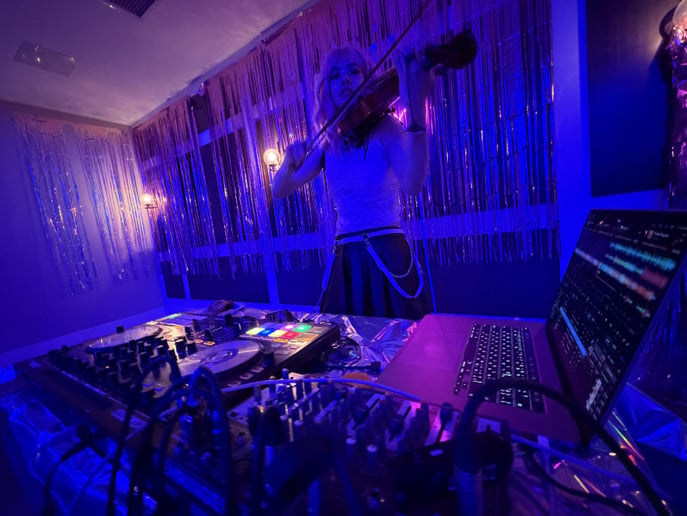 Gallery photo 7 of YenJu | DJ & Violinist