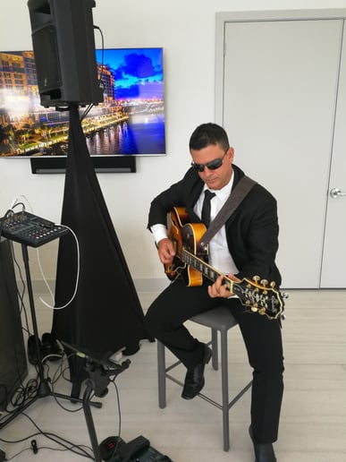 Gallery photo 3 of Yoani Gonzalez Guitar for Events