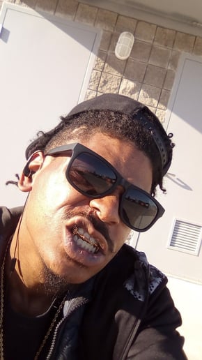 Gallery photo 6 of Yung Thes