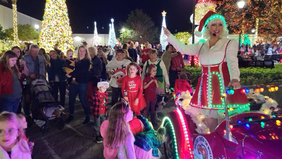 Gallery photo 1 of Caroling on Wheels, Carolers and Holiday Entertainers