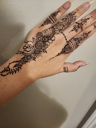 Gallery photo 5 of ZeeBeeHenna