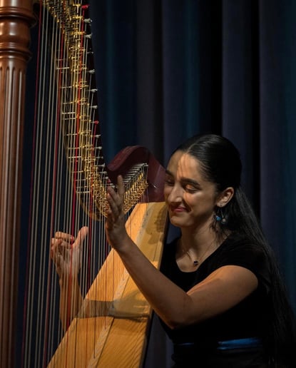 Gallery photo 3 of Zoë Winn, Harpist