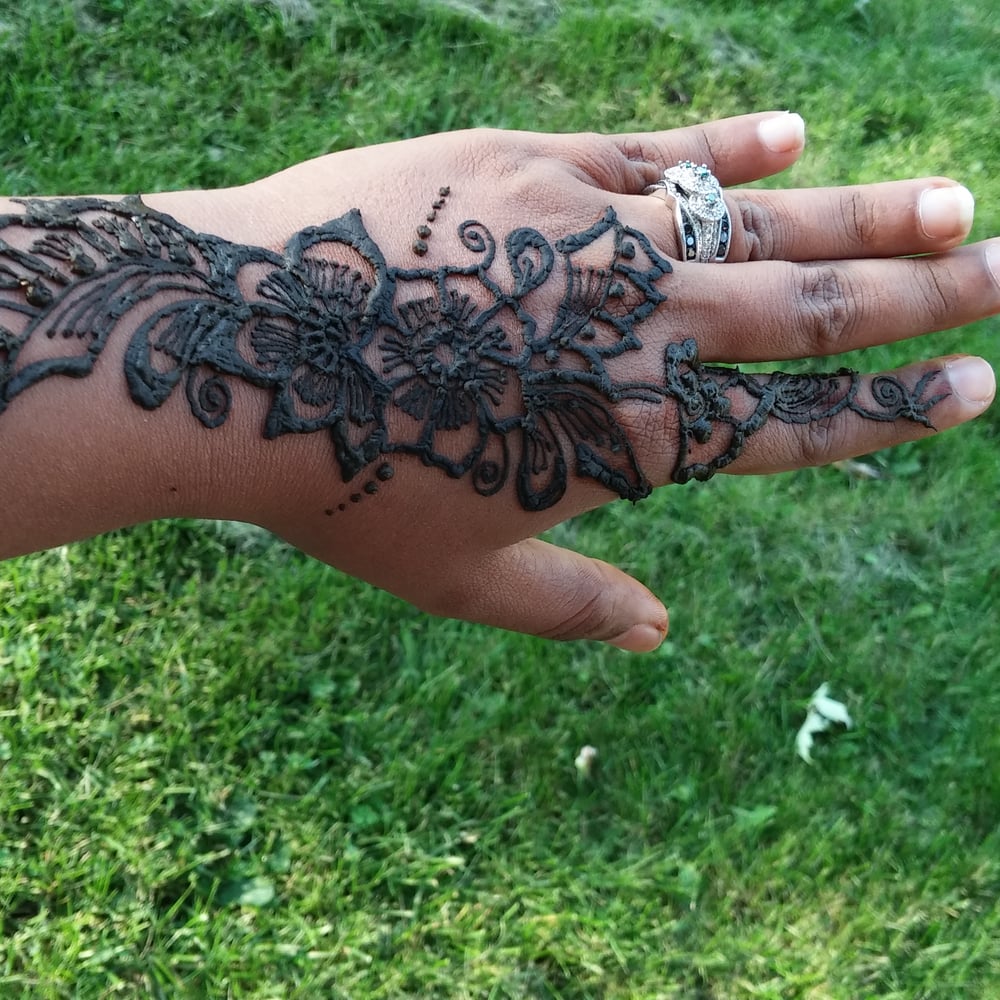 Profile thumbnail image for Akron Henna Artist