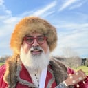 Caroling Kris Kringle