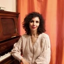 Live piano performance by Kristina