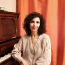 Live piano performance by Kristina
