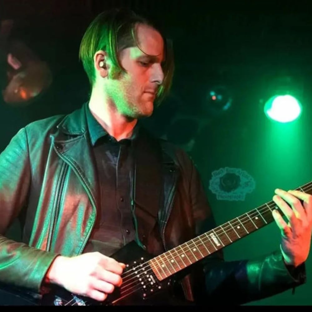 Profile thumbnail image for Aris - Guitarist/Singer