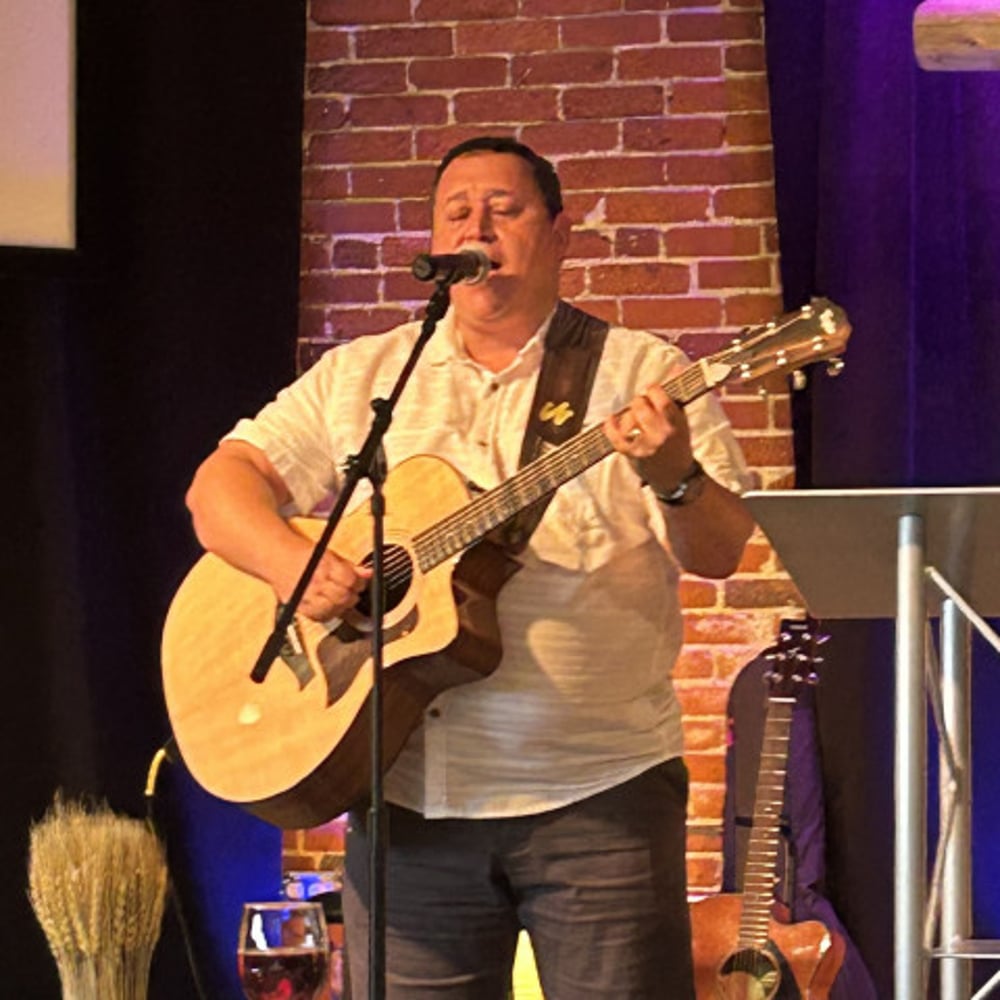 Profile thumbnail image for Worship Leader, Edson Messor