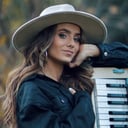 Chloe Bee- singing pianist