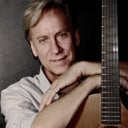 Solo acoustic guitarist
