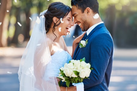 17 Playful and Romantic Spring Wedding Photo Ideas